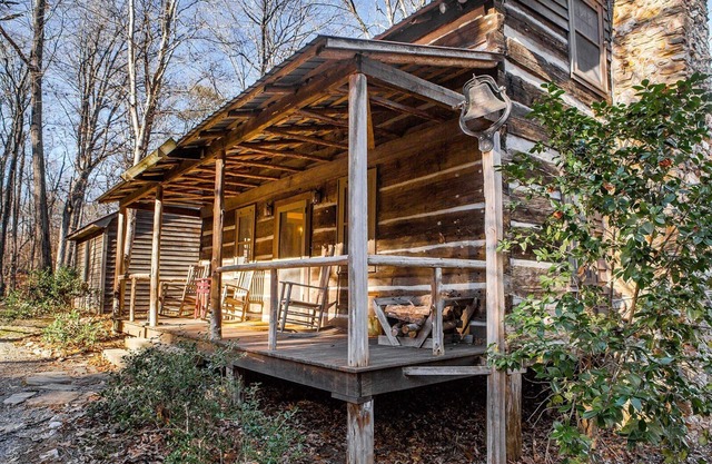Blockhaus aus dem 18. Jahrhundert in der Nähe eines Teiches und des felsigen Flusses