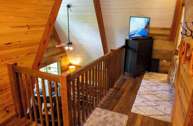 Cozy Luxury Cabin Retreat in Western NC Mountains – Dog-Friendly & Serene!