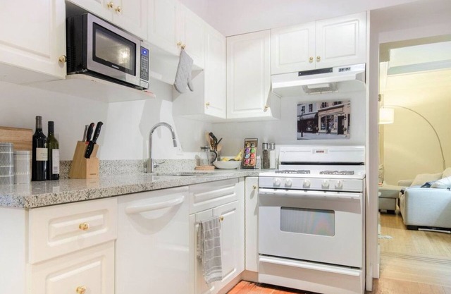 Cozy Main Floor in Historic Kitsilano Home – Walk to Beach & Shops