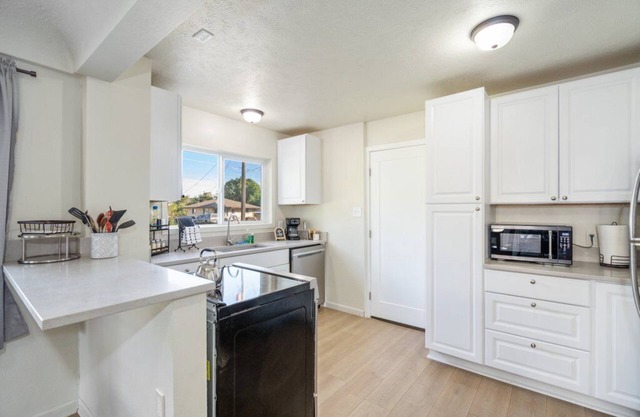 Cozy Main-floor Suite Unit 1