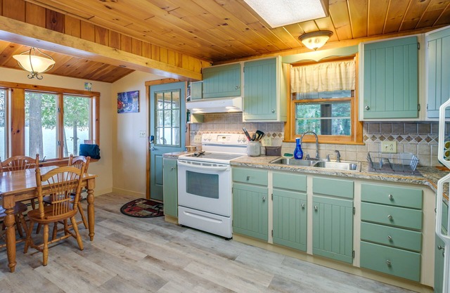 Cozy Maine Cottage on Long Lake w/ Screened Porch
