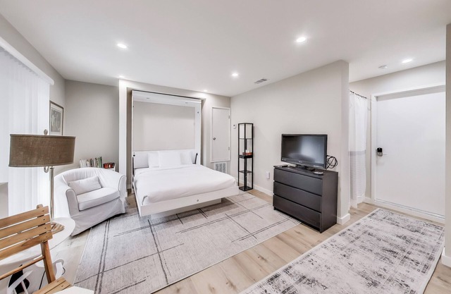 Cozy Marina Studio w/ Murphy Bed & Garden Oasis