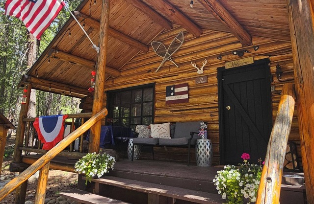 Cozy Mazama cabin nestled in the woods, Pet Friendly! Ski in ski out!