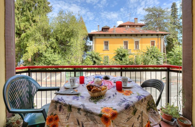 Cozy Meina Apartment 50 Mt From Beach, Meina, Italy