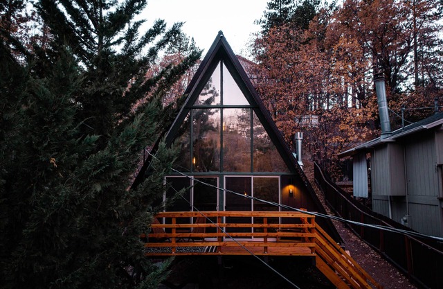 Cozy Mid Century A- Frame Cabin Romantic + Hot tub