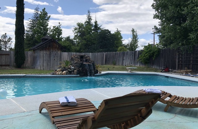 Gemütliches Haus aus der Mitte des Jahrhunderts mit Pool, Whirlpool, Geschirrspüler, Fernseher, WLAN, Kamin und Wasserfall