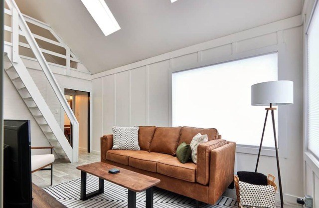 Cozy Mid-Century Modern Home - just steps away from 150km of trails