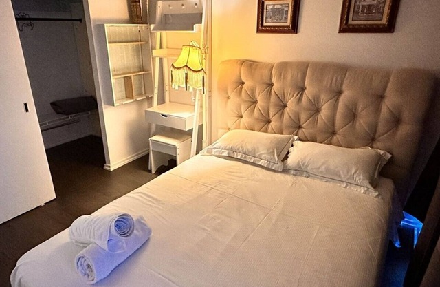 Cozy Midtown Condo Steps to Subway & Amenities