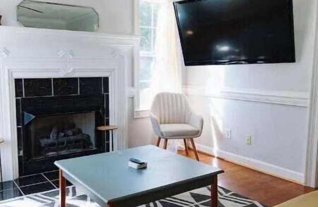 Cozy Midtown Mobile Home; Fireplace & Pet-Friendly