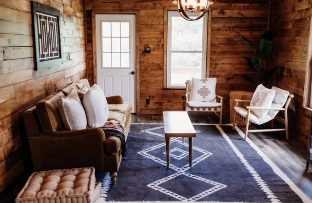 Cozy Midwest Bunkhouse located in the heart of the Ozarks!