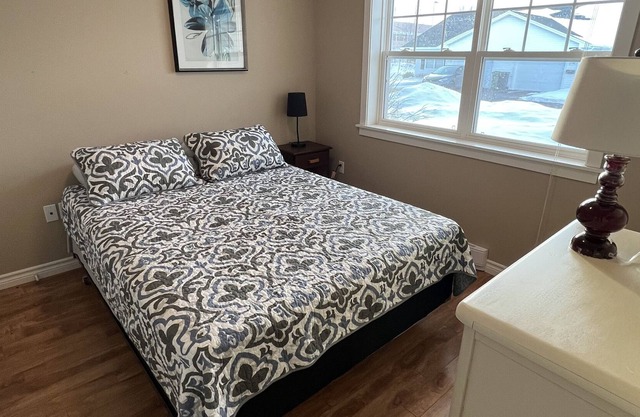 Cozy & Modern 2 Bedroom - 2 mins from Credit Union Place!