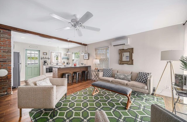 Cozy, Modern 2br/1ba Shem Creek Getaway, HOT TUB!
