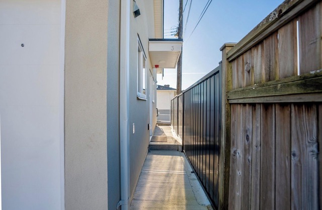 Cozy Modern 3BR Guest Suite In Vancouver w/ Great Access To Transit
