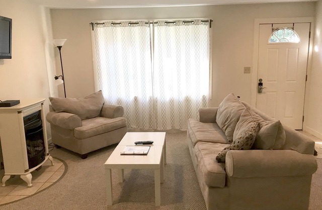 Gemütliche, moderne Berkshires Condo (Minuten von Kripalu, Tanglewood, Great Barr & Lenox)