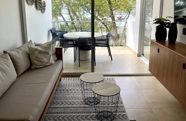 Cozy-modern Beachfront 2-bedroom condo