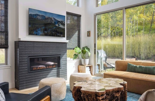 Cozy Modern Cabin w/ Hot Tub - Minutes to Ski Area