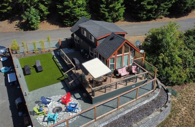 Cozy modern chalet at beautiful Lake Sutherland!