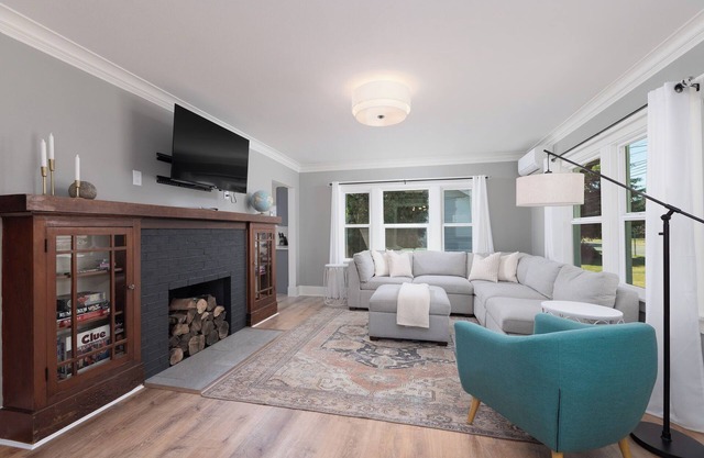 Cozy Downtown Retreat with Hot Tub, Fenced Yard