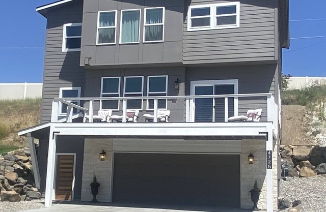 Cozy Modern Design. Bright and Cheerful. At Riverside Plante’s Ferry Park.