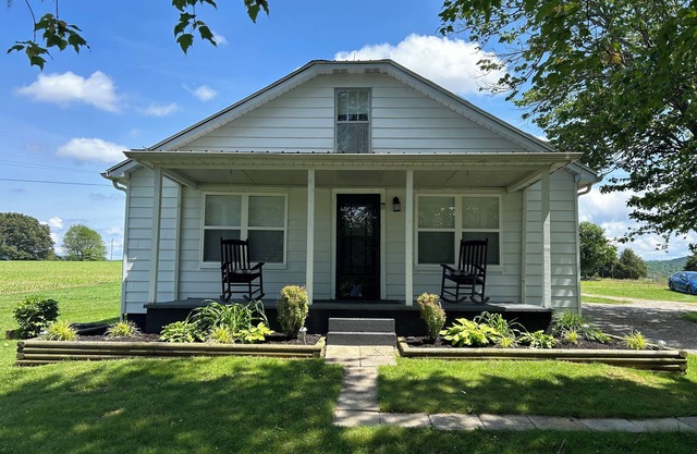 Cozy modern farmhouse w/ garage- Only 5 miles to Lake Cumberland!