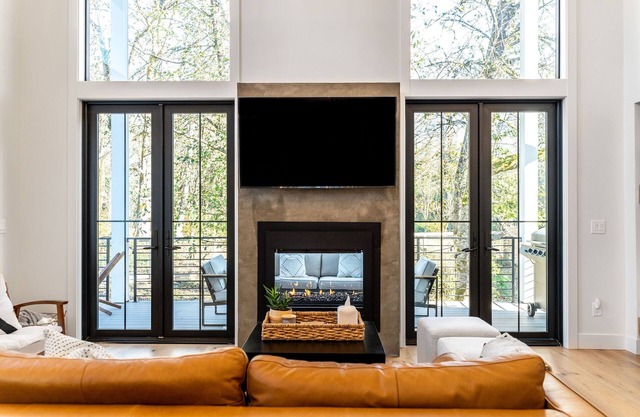 Cozy Modern Farmhouse on the river