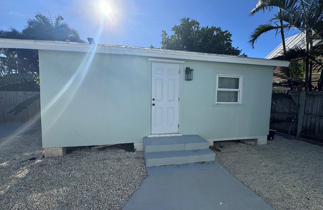 Cozy & modern guest house in Key West with AC, WiFi