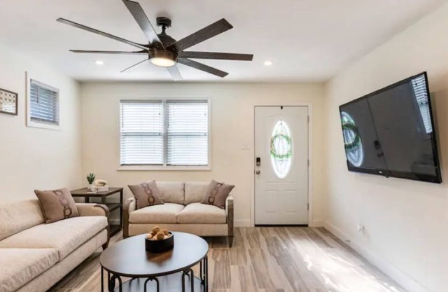 Cozy, modern home. 10min from airport.