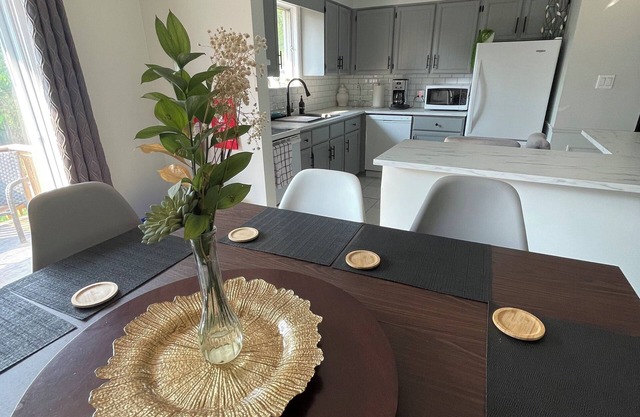 Cozy, Modern Home Close to Public Beach and Downtown Orillia