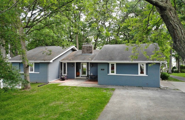 Cozy, modern home with views of beautiful Green Lake. Sleeps up to 4 & lg. deck