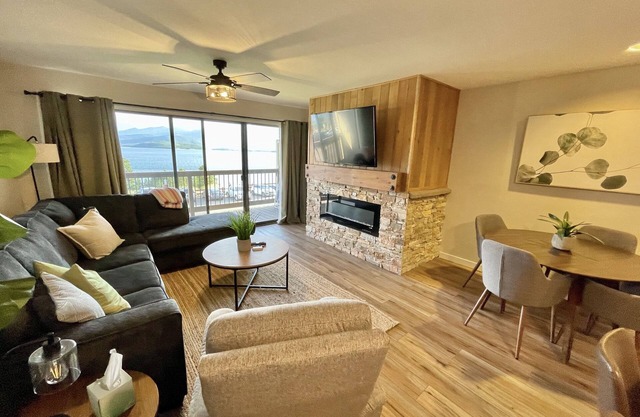 Cozy, Modern Lakeside Condo