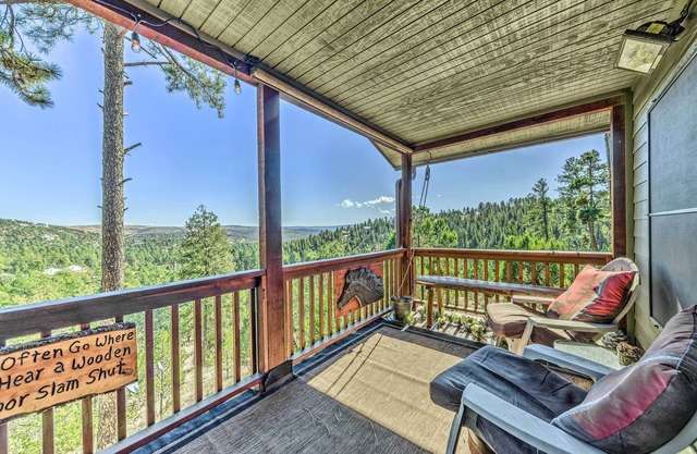 Cozy & Modern Ruidoso Cabin w/ Stellar Views!