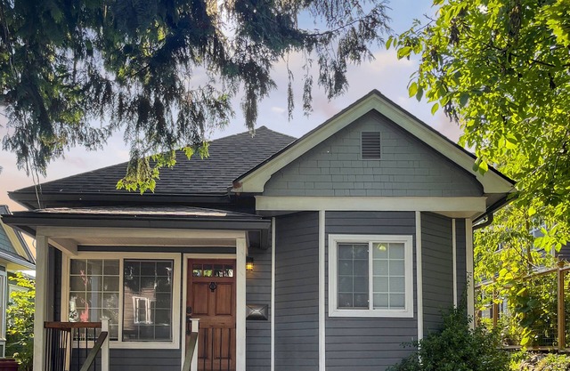 Cozy & Modern Seattle 2BR house with backyard and great neighbors!