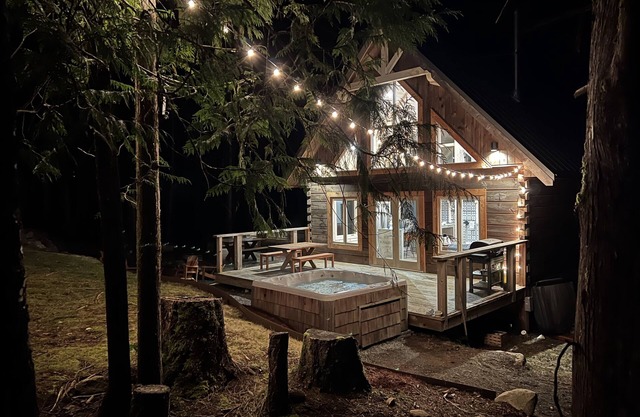 Cozy & Modern Shawnigan Lake Cabin