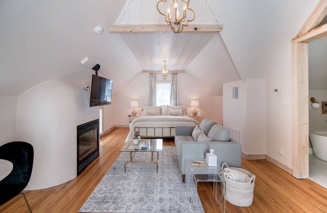 Cozy Modern Suite in Fredericksburg