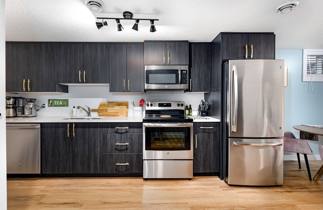 Cozy, modern suite in trendy, historic Hazeldean. Close to Whyte/UofA