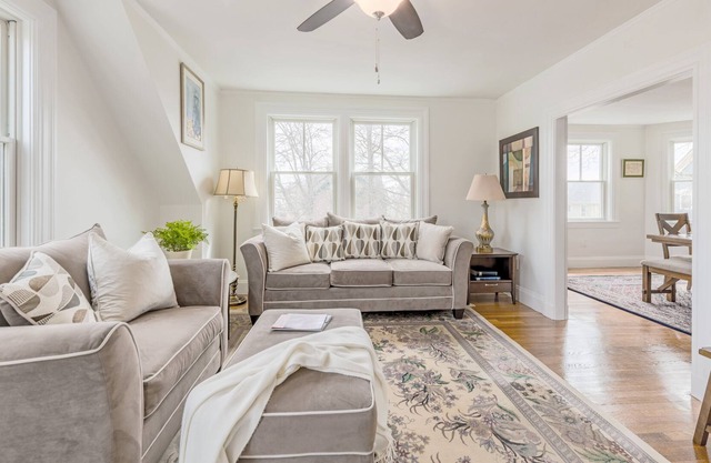 Cozy Modern Victorian Home - 10 mins to Downtown Providence