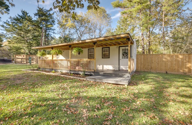 Cozy Montgomery Cottage w/ Porch, Near Lake Conroe