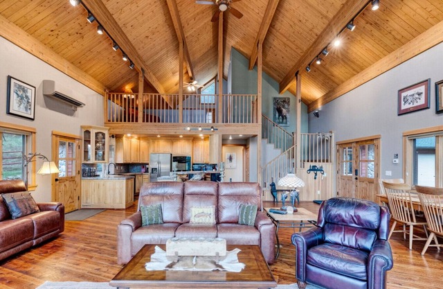 Cozy Mountain Cabin Close to Town
