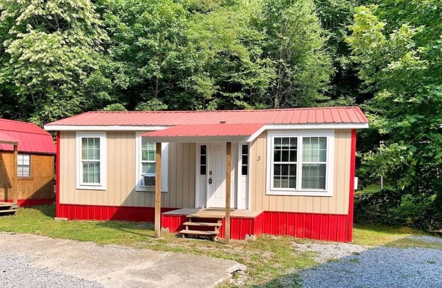 Cozy Mountain Cabin within minutes to Hatfield McCoy and Outlaw Trails