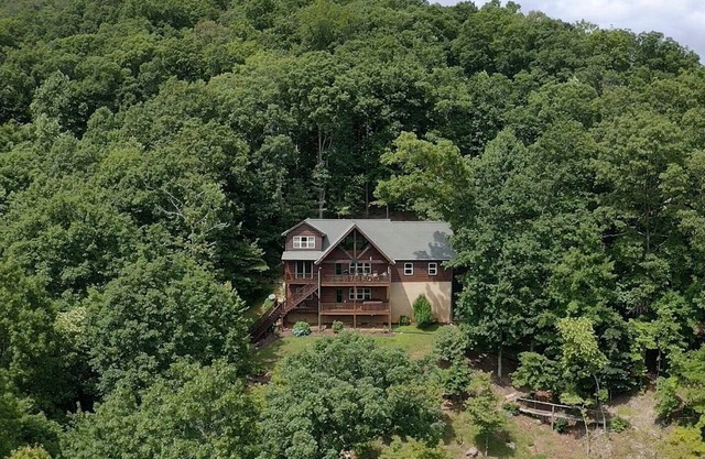 The Great Escape - the ULTIMATE Mountain House- Mountain Views, hottub, & grills