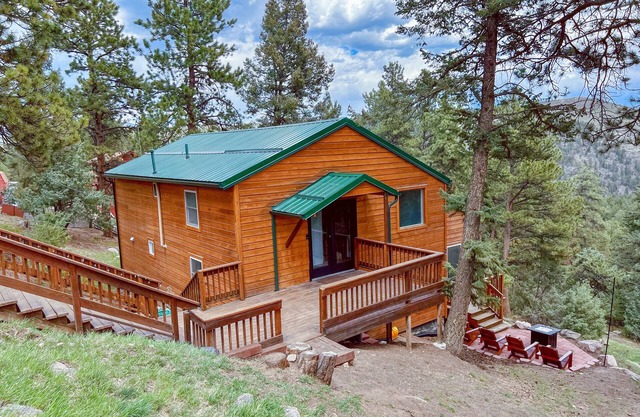 Cozy Mountain Getaway with Stunning Views!