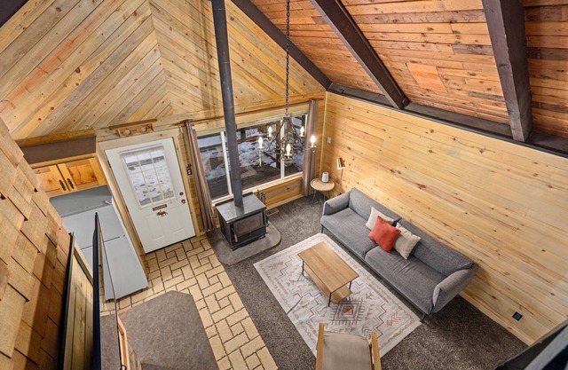 Cozy Mountain Hideaway w/ Wood Stove