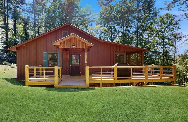 Cozy mountain home with deck, firepit, grill, fireplace, W/D & central AC