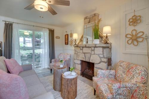 Cozy Mountain Home Cottage Walk to Marina!