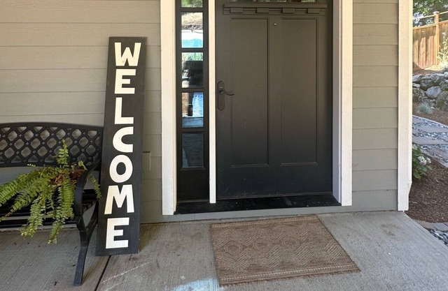 Cozy mountain home in the heart of White salmon