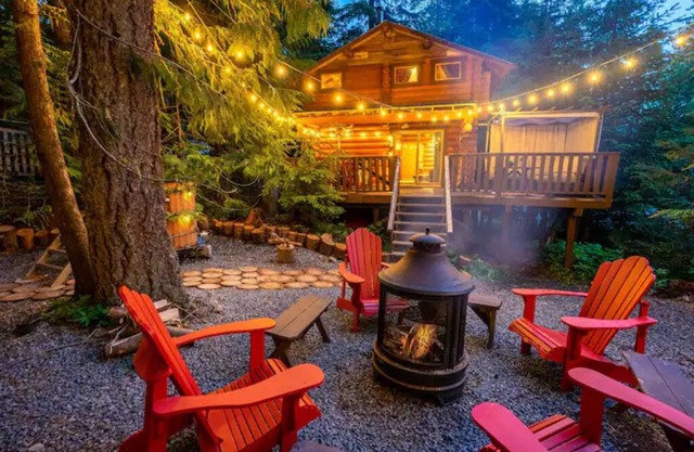 Cozy Mountain Log Cabin w/ Cedar Tub and Sauna!