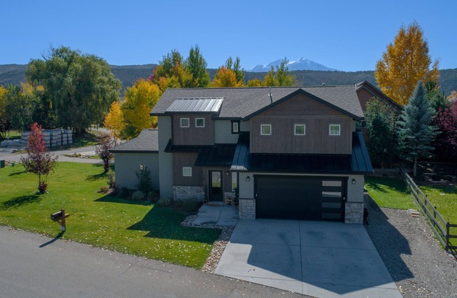 Cozy Mountain Retreat! Golf, Fish,Hot Tub, Pet Friendly, 30 miles to Aspen!