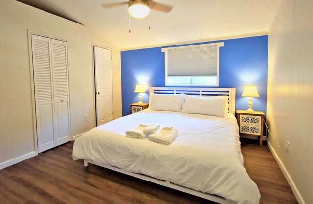 Cozy Mountain Retreat w/ Views! KING Bed! Pvt Yard