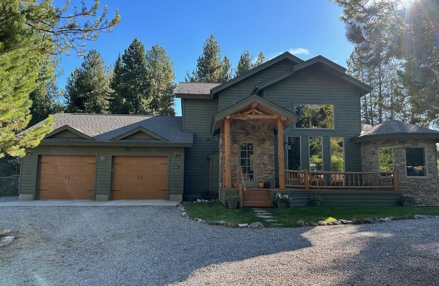 Cozy mountain retreat with a hot tub; steps to national forest trails!