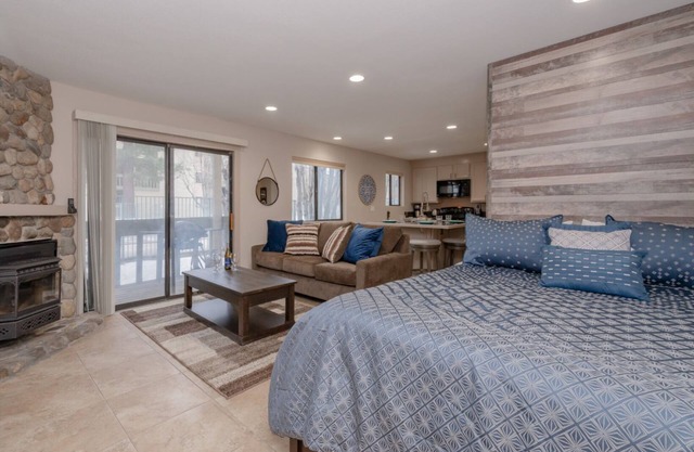 Cozy Mountain Studio in Heart of Mammoth - Hot Tub and Close to Shuttle!